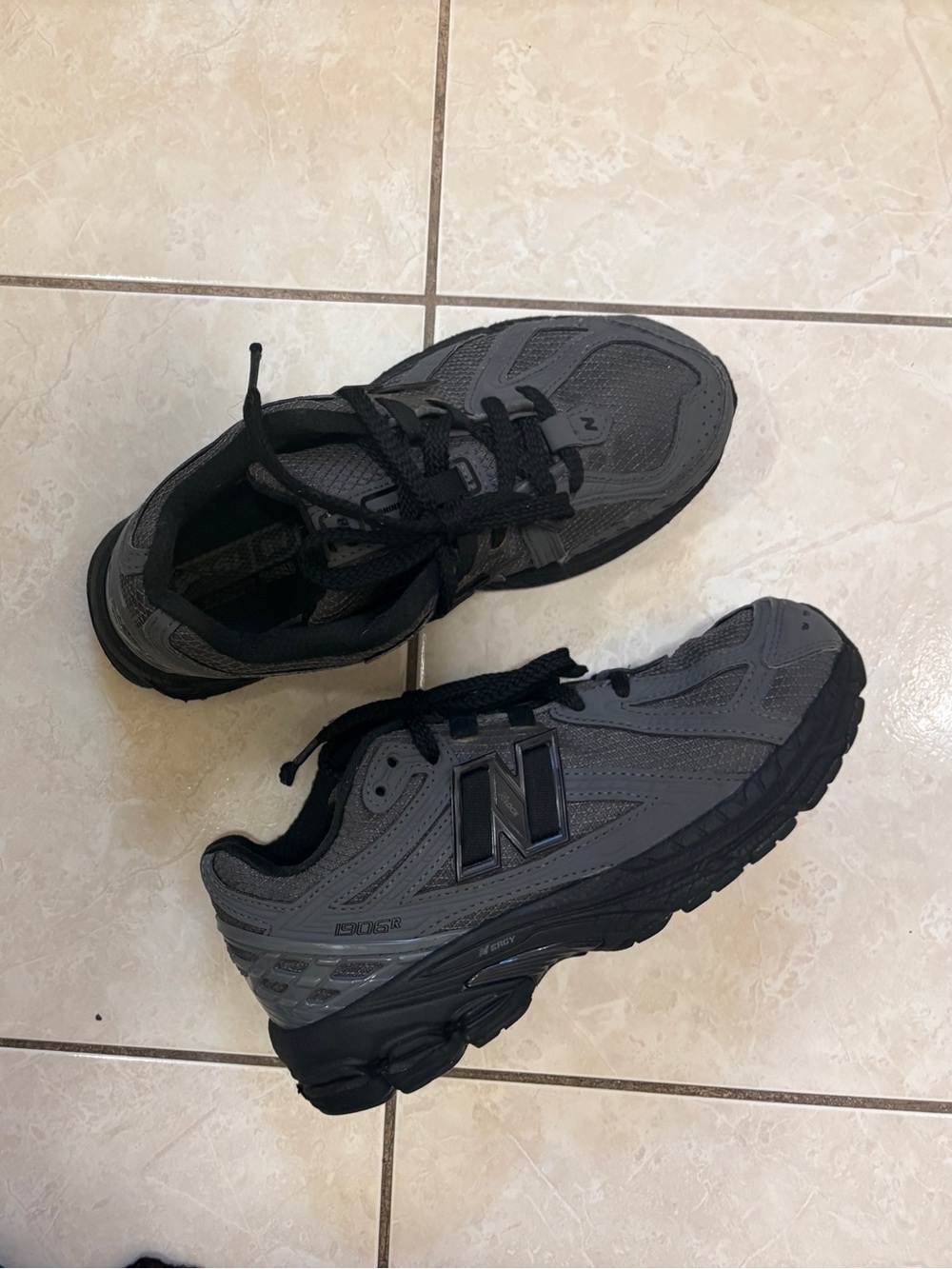New Balance Gray and Black Trail-Style Sneakers Boys size 4 - Picture 2 of 15